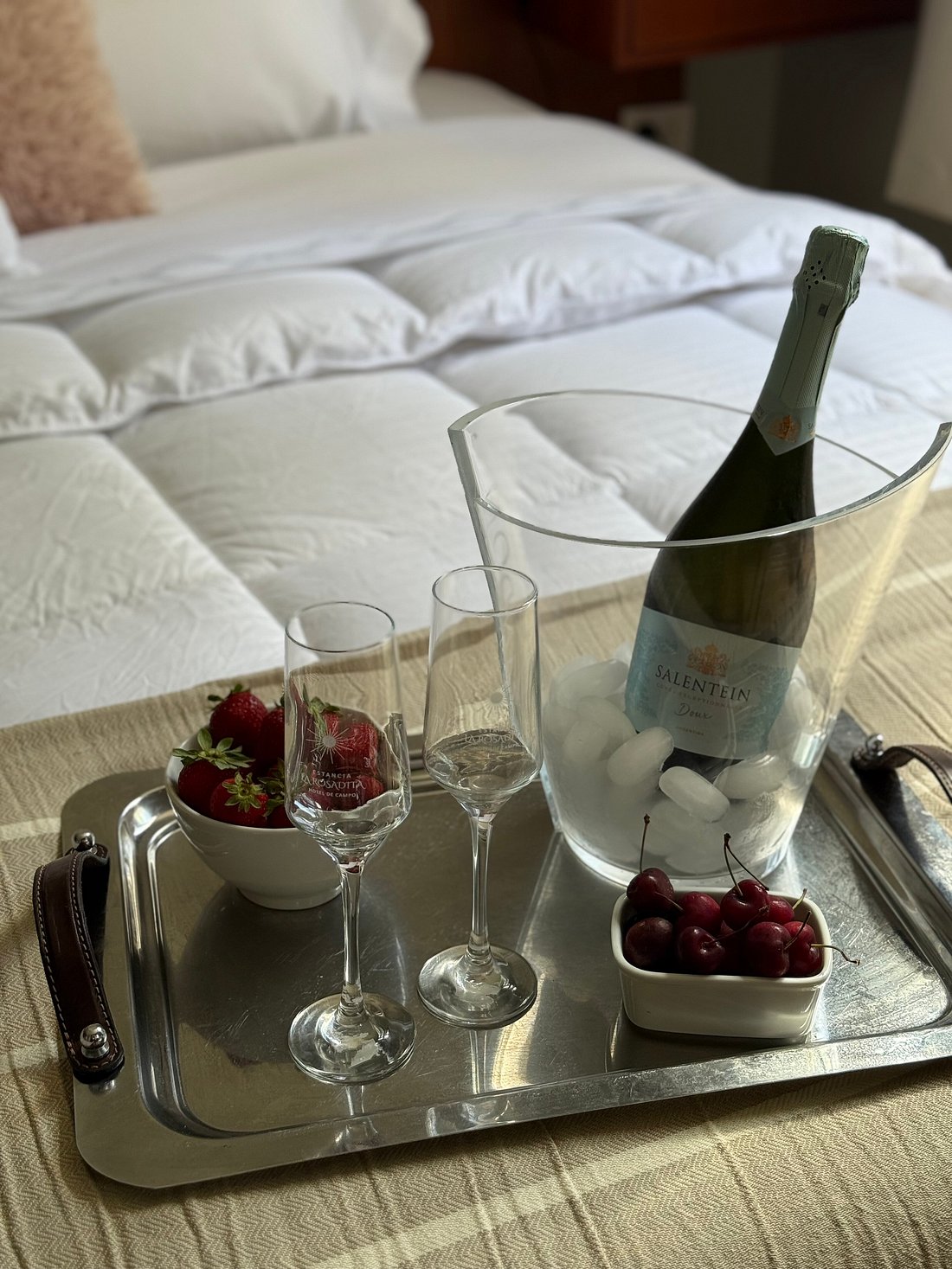 Champagne y frutas en la habitación