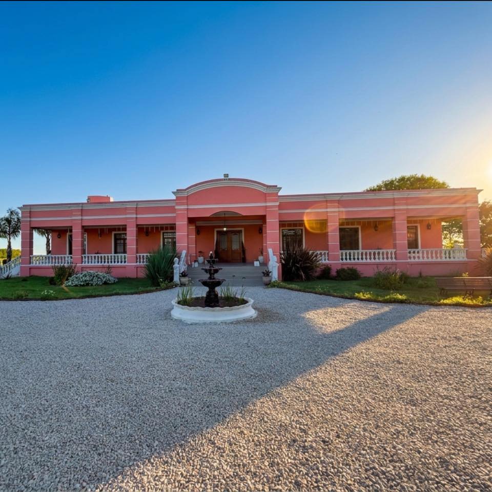 Fachada de La Rosadita al atardecer