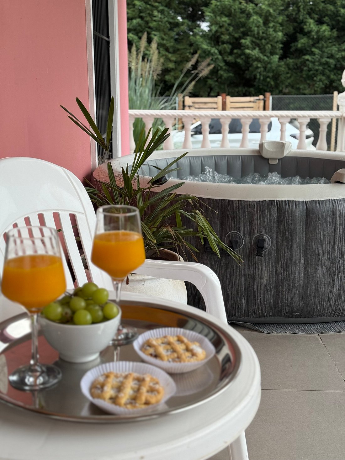 Jacuzzi con tragos y snacks